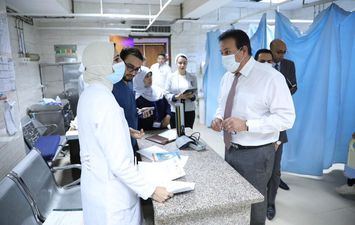 وزير الصحة يتفقد مستشفى صيدناوي للتأمين الصحي بوسط القاهرة