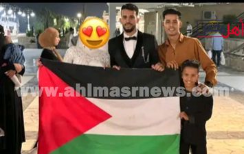 العروسان يرفعان علم فلسطين 