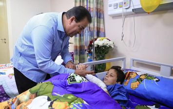 وزير الصحة مع الطفل الفلسطيني &laquo;عبدالله الكحيل&raquo;