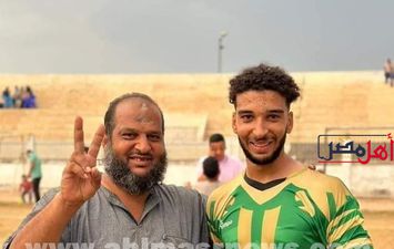 أحمد الصاوي، كبير مشجعي نادي كفر الشيخ رفقة نجله