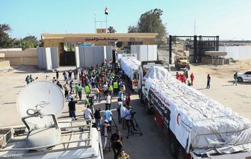 المساعدات الإنسانية أثناء الدخول إلى غزة من معبر رفح