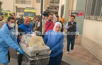 المسعف جمال رزق يشارك في نقل أطفال غزة المصابين إلى المستشفيات المصرية 
