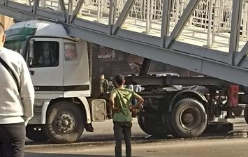 سقوط جزئي لـ كوبرى مشاة في شارع أحمد عرابي بالمهندسين