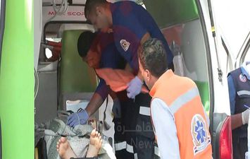 سيارات الاسعاف تنقل المصابين الفلسطينيين