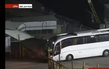 لحظة خروج الأسرى الفلسطينيين من سجن عوفر