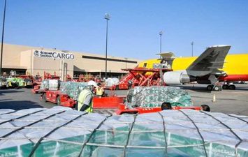 مطار العريش يستقبل طائرة مساعدات سعودية تمهيدًا لنقلها إلى قطاع غزة