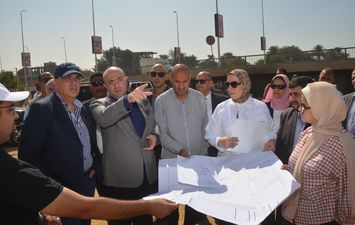 وزير الرى ومحافظ بنى سويف يتفقدان موقع مشروع إنشاء المرسى النهري 