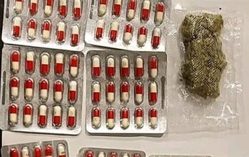 محاولة تهريب كمية من مخدر الماريجوانا وعدد من الأقراص المخدرة 