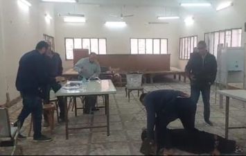 إصابة سيدة بحالة من الإغماء  اثناء الإدلاء بصوتها بالانتخابات الرئاسية  ببني سويف 