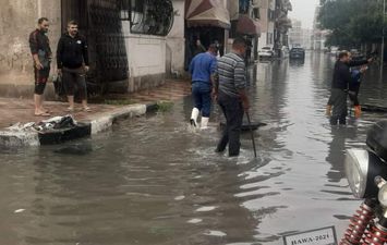 إصلاح خط المياه العمومى بمنطقة الصفا بحي الضواحي 