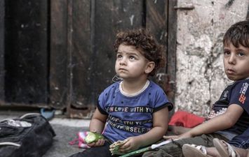 اطفال غزة ينامون جوعي ويصحون جوعى 
