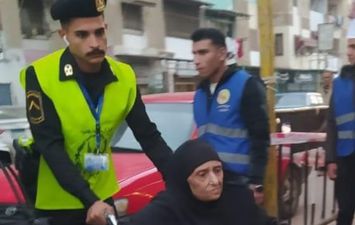 الشرطة تساعد كبار السن للوصول الي اللجان ببورسعيد 