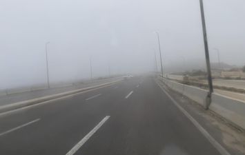 الطريق اختفى.. شبورة مائية كثيفة تغطي طريق بورسعيد دمياط 