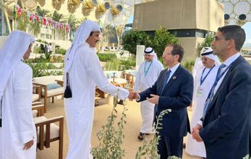 المصافحة بين رئيس اسرائيل وامير قطر