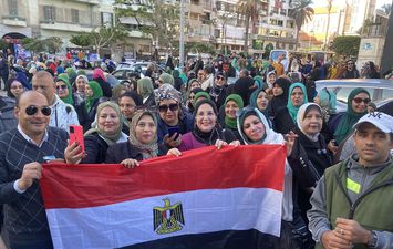 بالأعلام.. وكيل وزارة التعليم ببورسعيد تقود مسيرة حاشدة من المعلمين للمشاركة في الانتخابات الرئاسية