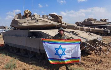 جندي اسرائيلي يرفع علم الشواذ