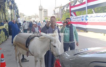 حضور مواطن للإدلاء بصوته الانتخابي 