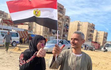 رافعين علم مصر سيدات بورسعيد يتصدرن المشهد امام اللجان الانتخابية 