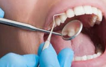 عامل نظافة تركي ينتحل صفة طبيب أسنان