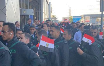 عشرات المصريين يحتشدون أمام السفارة المصرية بالكويت