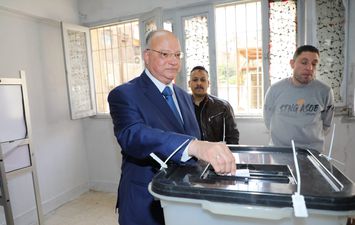 محافظ القاهرة يدلي بصوته في انتخابات الرئاسة