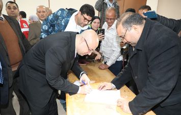 محافظ بنى سويف يُدلي بصوته في أول أيام الانتخابات الرئاسية بمقر لجنة المغتربين 