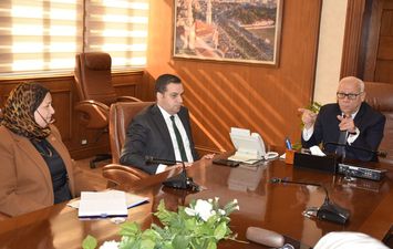 محافظ بورسعيد يؤكد على بدء الخطوات التنفيذية لانضمام المستشفيات الخاصة لمستشفيات التأمين الصحي الشامل بالمحافظة 