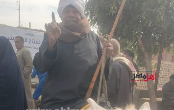 مزارع يحضر للجنة الانتخابات لادلال بصوته راكب حمار