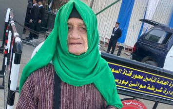مسنة تقف امام إحدى اللجان الانتخابية ببورسعيد تدعو للرئيس السيسى 