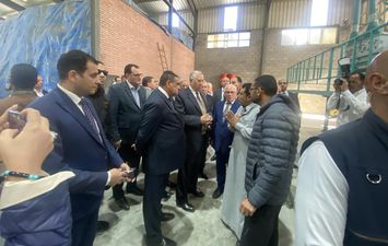 وزيري التنمية المحلية والزراعة يتفقدان مصنع إنتاج الأعلاف جنوب بورسعيد 