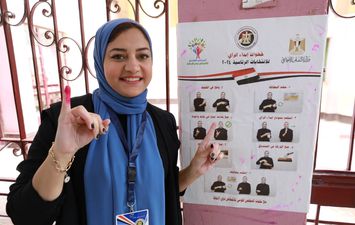 آيه محمد كامل أحمد صاحبة بوستر توعية الصم بالتصويت في الانتخابات
