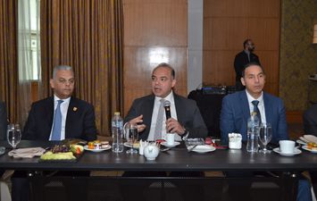 الدكتور محمد فريد وعلاء الزهيرى رئيس الاتحاد المصرى للتأمين 