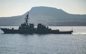 الحوثيون: أطلقنا صاروخا على سفينة حربية أمريكية