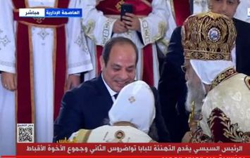 السيسي يصافح الحاضرين لقداس عيد الميلاد المجيد