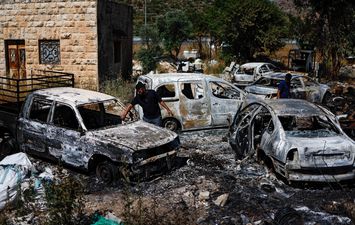 المستوطنون يحرقون السيارات والمنازل بالضفة الغربية