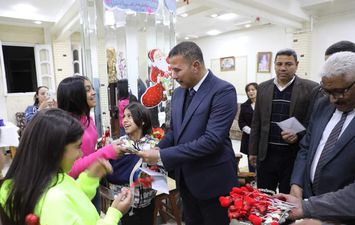 سكرتير عام المنيا يهنئ أطفال دور الأيتام القبطية بعيد الميلاد المجيد