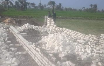 حملة لإزالة البناء المخالف علي الأراضي الزراعية بمركز طامية بالفيوم 