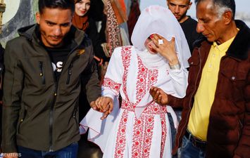 عروسان يحتفلان بزفافهما في فلسطين 