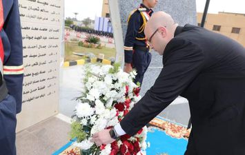 محافظ بني سويف يضع  أكليل  الزهور على النصب التذكاري للشهداء احتفالاً  بعيد الشرطة الـــ 72