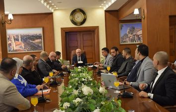 محافظ بورسعيد يستقبل وفدا من وزارة الصناعة 
