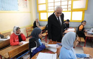 وزير التعليم يتفقد امتحانات الشهادة الإعدادية