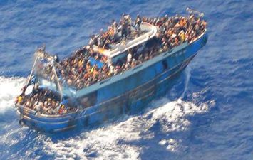  توقيف زورق مهاجرين غير شرعيين في عرض البحر
