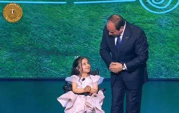 الرئيس السيسي والطفلة روضة