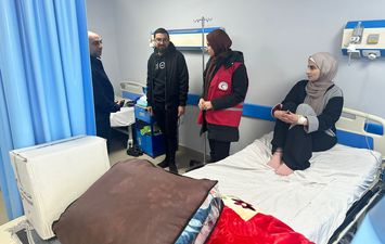 الهلال الأحمر يسلم مساعدات الفلسطينين بالمنوفية