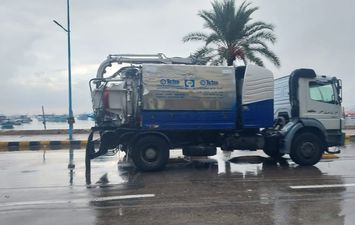 انتشار سيارات شفط مياه الأمطار بشوارع الإسكندرية