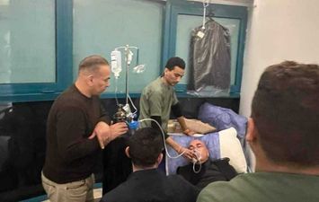 حسام حسن خلال إسعافه بالمستشفى