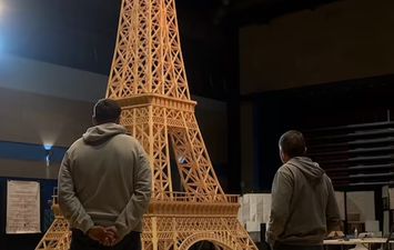 شاب فرنسي يُصمم نموذجًا لـ برج إيفل من أعواد الكبريت