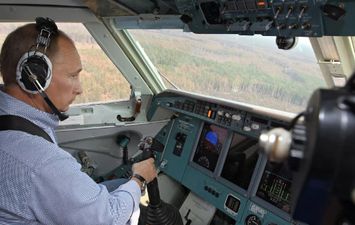 صعود بوتين إلى قاذفة تو-160