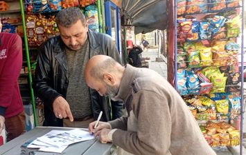 فرق عمل ميدانية بصحبة سيارة مركز تكنولوجى متنقل بالمرور على المحال التجارية