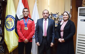 فوز طالب جامعة بنى سويف كريم محمود الحاصل على الميدالية الذهبية في سباق &quot; العدو السريع&quot; ببطولة فزاع بالإمارات